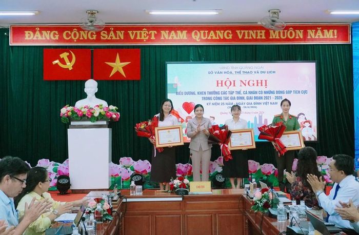 Trao tặng Bằng khen của Chủ tịch UBND tỉnh cho 3 tập thể đã có thành tích xuất sắc trong công tác gia đình giai đoạn 2001 - 2026
