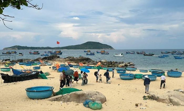 Du khách đến trải nghiệm biển Đông Đắk Lắk ngày càng nhiều