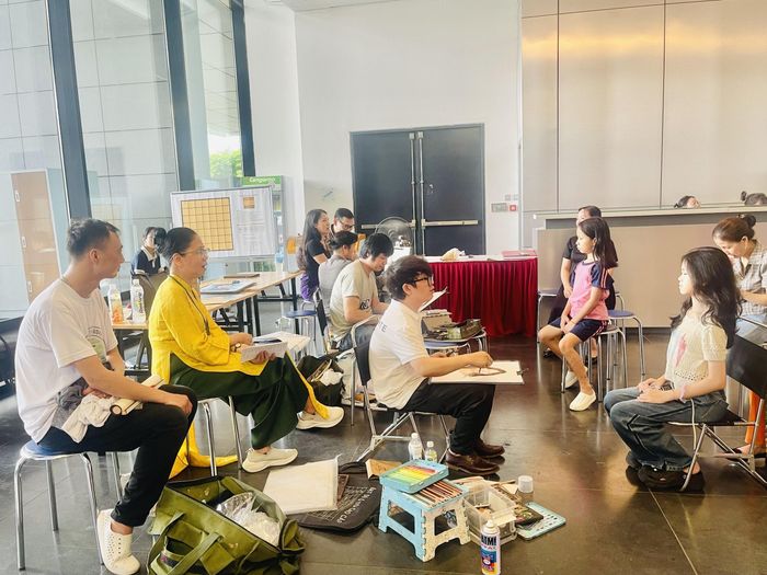 Khắc họa chân dung các thành viên trong gia đình tại Hội nghị tuyên dương gia đình văn hóa Thủ đô tiêu biểu năm 2025. Ảnh: Tuyết Mai - TTXVN
