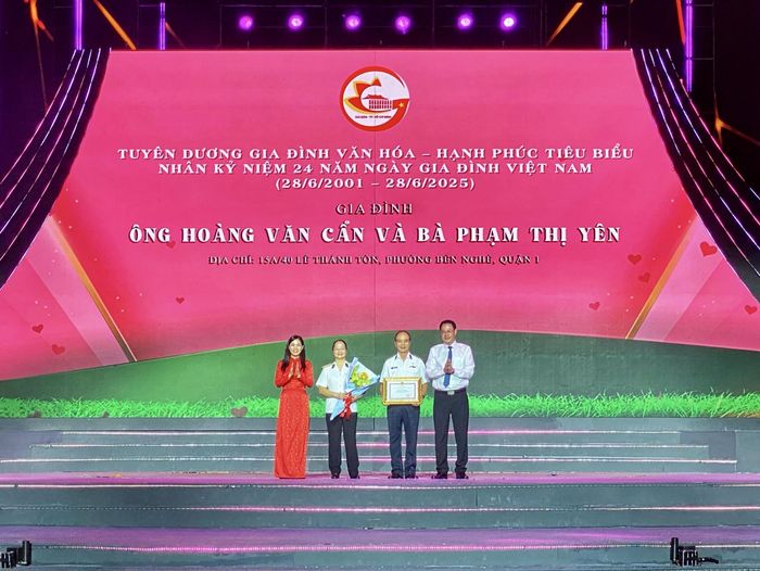 Lễ tuyên dương gia đình văn hóa – hạnh phúc tiêu biểu, nhân kỷ niệm 24 năm Ngày Gia đình Việt Nam (28/6/2001 – 28/6/2025). Ảnh: Hồng Giang - TTXVN