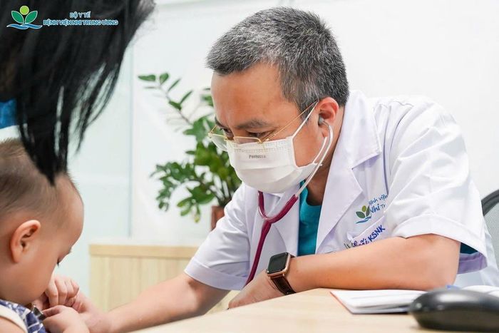 Trẻ có bệnh nền được bác sĩ chuyên khoa khám sàng lọc kỹ lưỡng trước khi tiêm chủng tại Bệnh viện Nhi Trung ương. Ảnh: BV