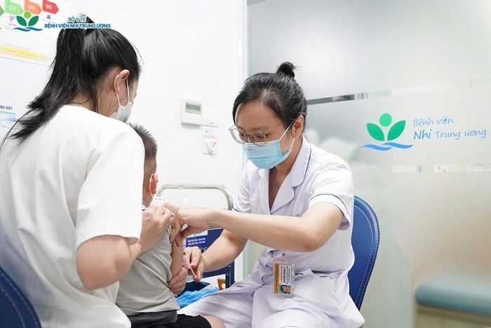 Tiêm chủng đủ mũi, đúng lịch giúp trẻ giảm nguy cơ mắc bệnh và các biến chứng nguy hiểm do sởi gây ra. Ảnh: BV