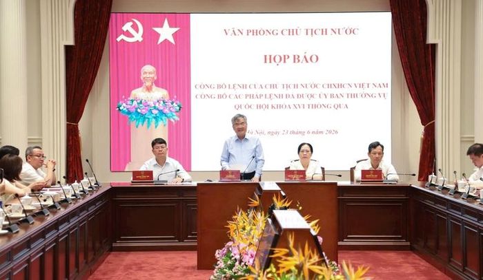 Phó Chủ nhiệm Văn phòng Chủ tịch nước Cấn Đình Tài công bố các Lệnh của Chủ tịch nước