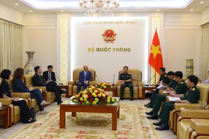 Đại tướng Phan Văn Giang đề nghị Đại sứ James Nickel tiếp tục quan tâm, tạo điều kiện để Bộ Quốc phòng hai nước phối hợp triển khai các hoạt động hợp tác quốc phòng đã được thống nhất - Ảnh: VGP/Nguyễn Hoàng