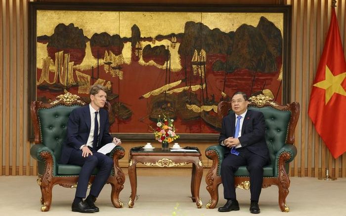 Phó Thủ tướng Thường trực nhấn mạnh các lĩnh vực Maersk đang đầu tư và quan tâm như cảng biển, logistics, vận tải, chuyển đổi xanh cũng là những lĩnh vực Việt Nam ưu tiên phát triển - Ảnh: VGP/Phương Nguyên