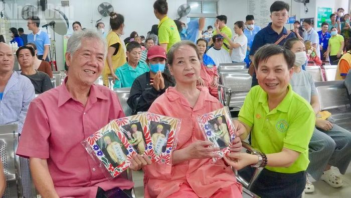 Ông bà phấn khởi chia sẻ hình ảnh kỷ niệm cùng Thạc sĩ Lê Minh Hiển, Trưởng phòng Công tác xã hội, Bệnh viện Chợ Rẫy.