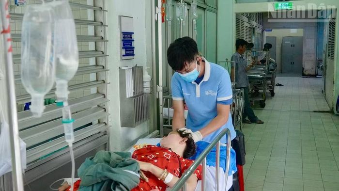 Bệnh nhân di chuyển khó khăn được tình nguyện viên đến tận giường bệnh gội đầu.