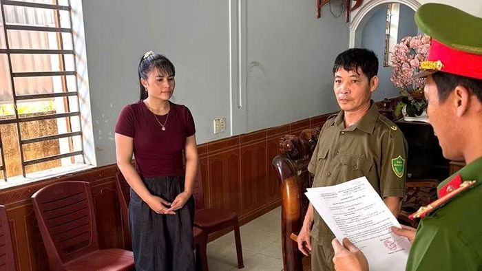 Công an thi hành quyết định khởi tố bị can.