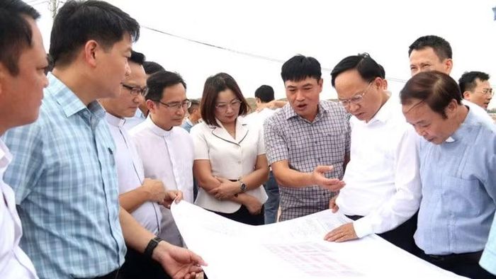 Lãnh đạo tỉnh Bắc Ninh và các đơn vị chức năng kiểm tra thực địa khu vực xây dựng Nhà thờ họ đạo Ngô Thôn.
