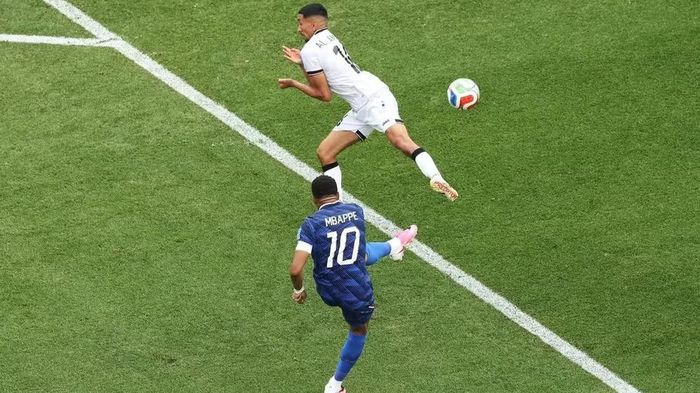 Mbappe bám sát Messi trong cuộc đua Vua phá lưới World Cup. (Ảnh: FIFA)