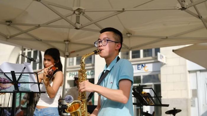 Tiết mục hòa tấu của em Isabella Mai Ly Gregoritch (Áo) chơi violin và Kevin Nguyễn (Pháp) chơi saxophone.