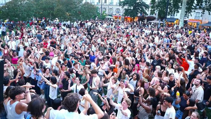 Hàng nghìn người nhún nhảy tại Fête de la Musique 2026 ở Nantes.