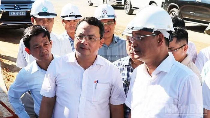 Bí thư Thành ủy Đà Nẵng Lê Ngọc Quang yêu cầu các địa phương, đơn vị liên quan tập trung tháo gỡ vướng mắc, hoàn thành công tác bồi thường, giải phóng mặt bằng và tái định cư theo đúng tiến độ chỉ đạo của Ủy ban nhân dân thành phố.