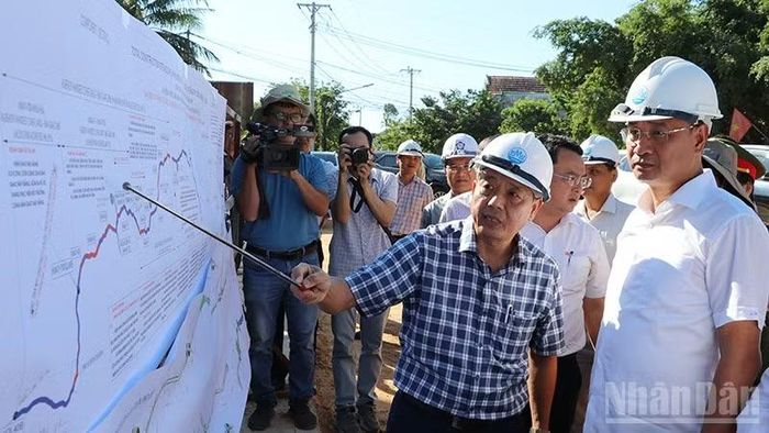 Bí thư Thành ủy Đà Nẵng Lê Ngọc Quang kiểm tra thực tế tình hình triển khai dự án.