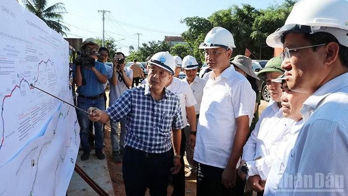 Bí thư Thành ủy Đà Nẵng Lê Ngọc Quang nghe đại diện Ban Quản lý dự án đầu tư xây dựng các công trình giao thông và nông nghiệp thành phố Đà Nẵng báo cáo tình hình triển khai dự án.