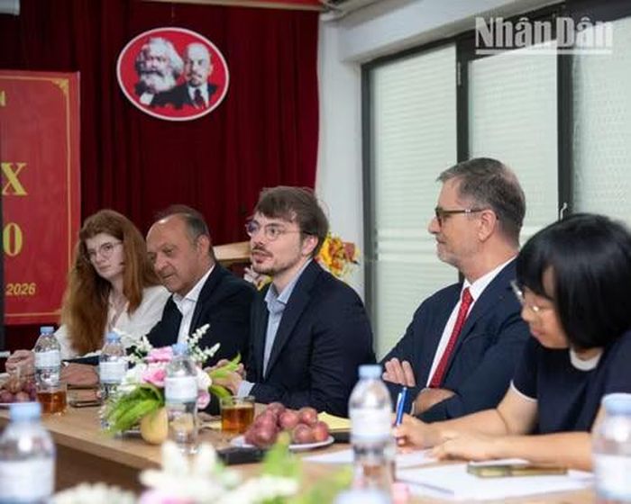 Các chuyên gia Pháp đã tư vấn việc chỉnh lý bố cục trưng bày theo hướng khoa học để nội dung trở nên phong phú và dễ tiếp cận hơn. (Ảnh: MINH DUY)