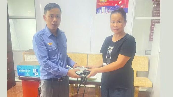 Chi nhánh Đoàn tiếp viên Đường sắt Sài Gòn trao trả tài sản bỏ quên cho hành khách Vũ Thị Yến Nhi.