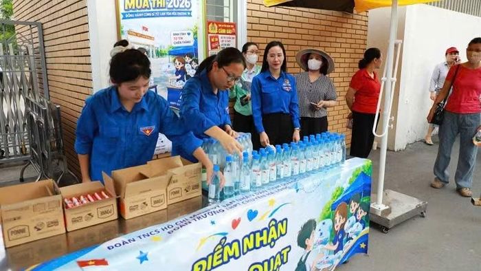 Lực lượng thanh niên tình nguyện tiếp sức mùa thi chuẩn bị nước uống, đồ ăn, quạt tay sẵn sàng tiếp sức cho sĩ tử đi thi.