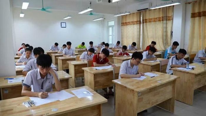 Các thí sinh chuẩn bị bước vào môn thi đầu tiên.