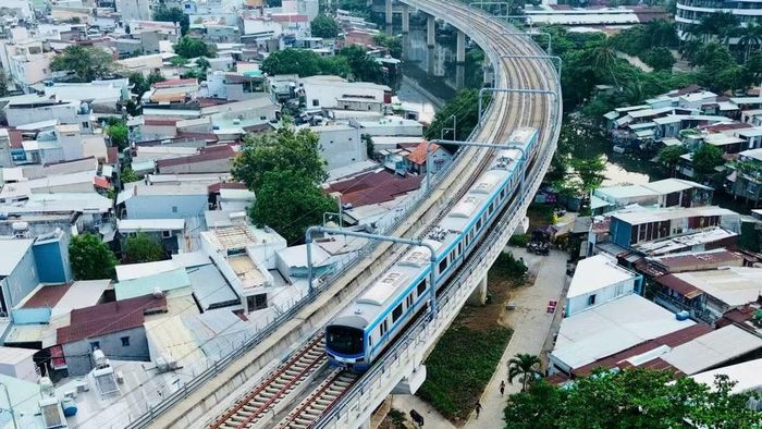 Tuyến metro số 1 Bến Thành-Suối Tiên đưa vào khai thác vận hành cuối năm 2024, đặc biệt những ngày cao điểm như lễ, tết tuyến phục vụ khoảng 140.000 lượt hành khách. (Ảnh: Báo Nhân Dân)