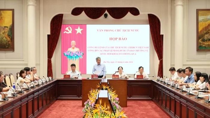 Phó Chủ nhiệm Văn phòng Chủ tịch nước Cấn Đình Tài chủ trì họp báo.
