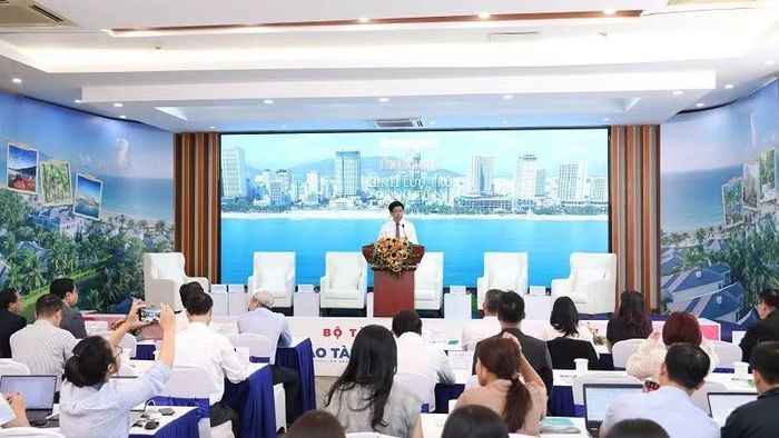 Tổng Biên tập Báo Tài chính-Đầu tư Phạm Văn Hoành phát biểu khai mạc hội thảo. (Ảnh: HẢI YẾN)