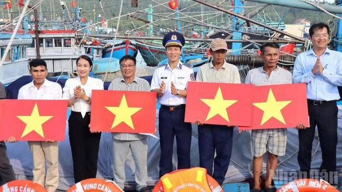 Chương trình “Cảnh sát biển đồng hành với ngư dân” tại các địa phương ven biển miền trung.