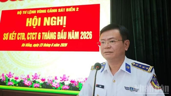 Đại tá Lê Huy, Bí thư Đảng ủy, Chính ủy Bộ Tư lệnh Vùng Cảnh sát biển 2 phát biểu kết luận hội nghị.
