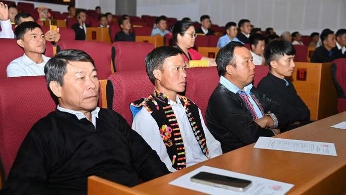 Các Trưởng bản, người có uy tín tham dự chương trình.