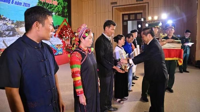 Lãnh đạo tỉnh Lai Châu trao Bằng khen cho các Trưởng bản, người có uy tín có thành tích xuất sắc trong Cuộc vận động “Toàn dân đoàn kết xây dựng nông thôn mới, đô thị văn minh”.