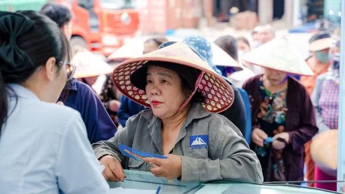 Người dân dễ dàng tiếp cận các thành tựu y tế hiện đại.