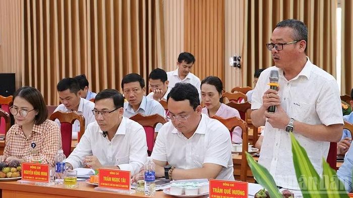 Bí thư Đảng ủy xã Sơn Cẩm Hà Trầm Quế Hương phát biểu tại buổi làm việc.
