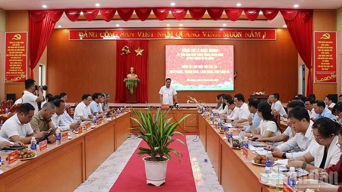 Quang cảnh buổi làm việc.