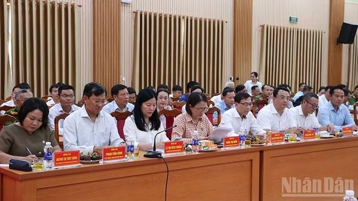 Các đại biểu tham dự buổi làm việc.