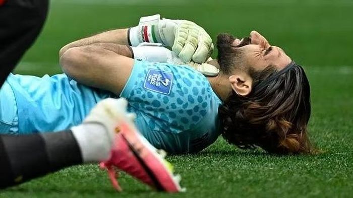 Bất chấp pha va chạm rợn người gây đau đớn vùng cổ, Beiranvand vẫn từ chối rời sân để tiếp tục chiến đấu. (Ảnh: FIFA)