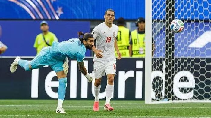Cú ném bóng bằng tay mang thương hiệu kỷ lục Guinness giúp Beiranvand vươn tầm thế giới. (Ảnh: FIFA)