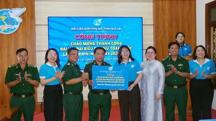 Trao tặng bảng tượng trưng 2 Mái ấm tình thương cho phụ nữ có hoàn cảnh khó khăn.