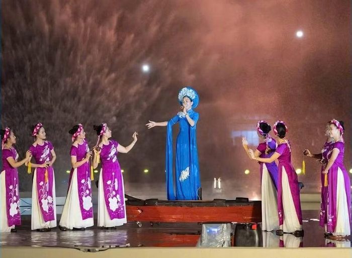 Một tiết mục biểu diễn phục vụ nhân dân trong dịp đón Xuân của Đoàn Nghệ thuật Truyền thống Quảng Trị.