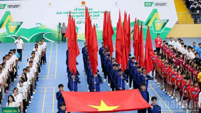 Thực hiện nghi thức khai mạc.