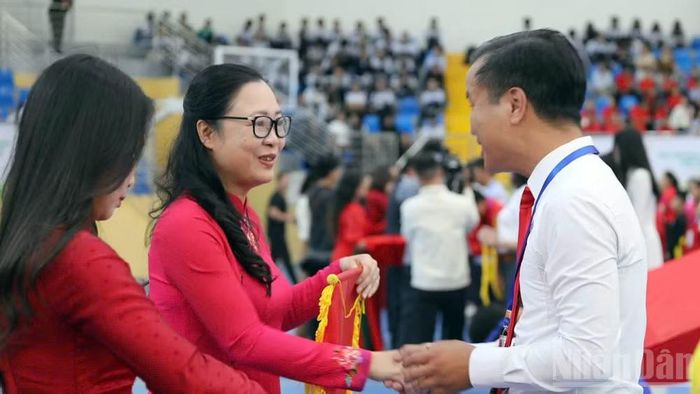 Thứ trưởng Giáo dục và Đào tạo Nguyễn Thị Quyên Thanh trao cờ lưu niệm cho các đoàn thể thao.