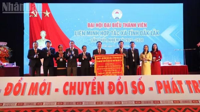 Tỉnh ủy, Hội đồng nhân dân, Ủy ban nhân dân, Ủy ban Mặt trận Tổ quốc Việt Nam tỉnh Đắk Lắk tặng đại hội bức trướng mang dòng chữ: Đoàn kết, đổi mới, chuyển đổi số, phát triển bền vững.