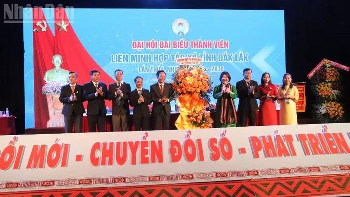  Chủ tịch Liên minh Hợp tác xã Việt Nam Cao Xuân Thu Vân tặng lãng hoa chúc mừng đại hội. 