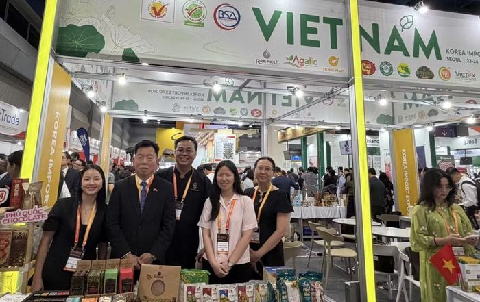 Đại sứ Vũ Hồ (thứ 2 từ trái qua) thăm và chụp ảnh tại các gian hàng trưng bày của doanh nghiệp Việt Nam.