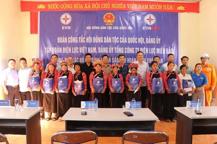 Đoàn công tác đã đến thăm và trao quà cho các hộ nghèo tại bản Đầu Nậm Xả, xã Bum Tở.