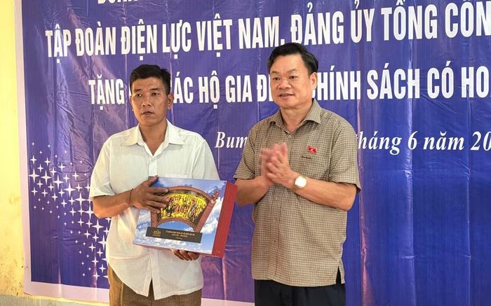 Đồng chí Hoàng Duy Chinh tặng quà lưu niệm cho thôn Đầu Nậm Xả, xã Bum Tở.