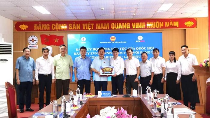 Đồng chí Hoàng Duy Chinh, Ủy viên Trung ương Đảng, Phó Chủ tịch Thường trực Hội đồng Dân tộc của Quốc hội tặng quà lưu niệm cho Công ty điện lực Lai Châu.