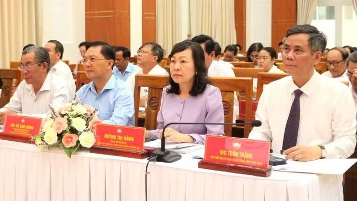 Phó Chủ tịch Ủy ban Trung ương Mặt trận Tổ quốc Việt Nam Trần Thắng cùng Phó Bí thư Thành ủy, Chủ tịch Ủy ban Mặt trận Tổ quốc Việt Nam thành phố Đồng Nai Huỳnh Thị Hằng và các đại biểu.