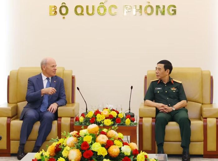 Đại tướng Phan Văn Giang và Đại sứ Đặc mệnh toàn quyền Canada tại Việt Nam James Nickel tại buổi tiếp.