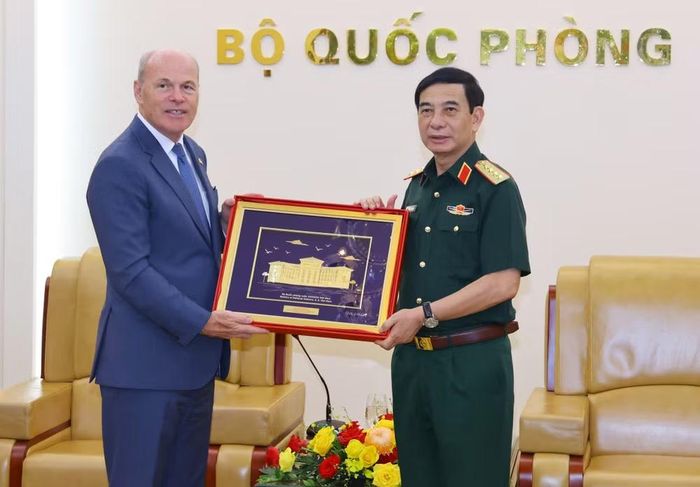 Đại tướng Phan Văn Giang và Đại sứ Đặc mệnh toàn quyền Canada tại Việt Nam James Nickel tại buổi tiếp.