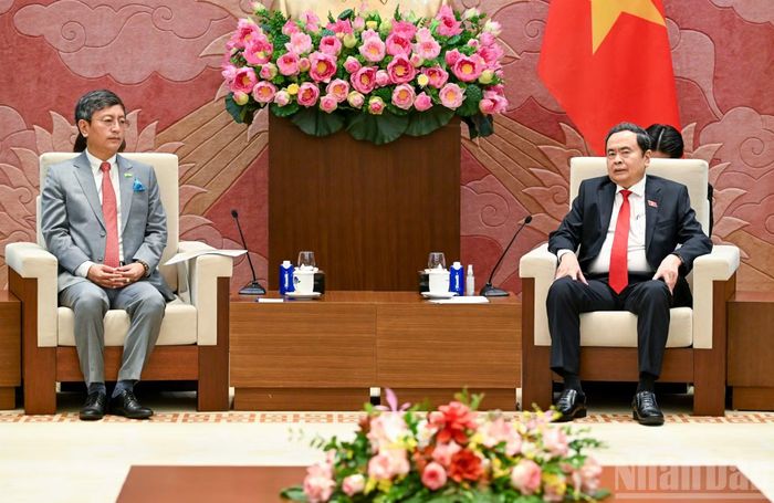 Chủ tịch Quốc hội Trần Thanh Mẫn tiếp Đại sứ Ấn Độ Tshering W. Sherpa. (Ảnh: DUY LINH)